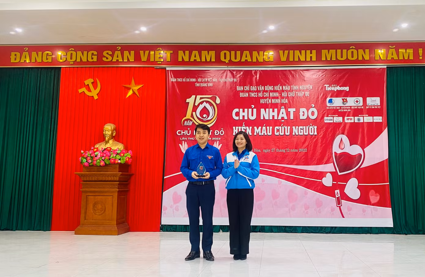Chị Đô Thị Kim Thoa, Giám đốc Trung tâm nguồn lực tình nguyện quốc gia thay mặt ban tổ chức trao tặng kỷ niệm chương của chương trình Chủ nhật Đỏ. Chị Đô Thị Kim Thoa, Giám đốc Trung tâm nguồn lực tình nguyện quốc gia thay mặt ban tổ chức trao tặng kỷ niệm chương của chương trình Chủ nhật Đỏ.