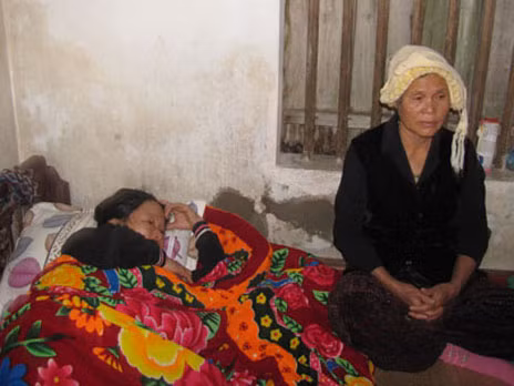 Nghe tin anh Lương Văn Hùng tử nạn ở Lào, người nhà khóc ngất. Ảnh: Nguyên Khoa