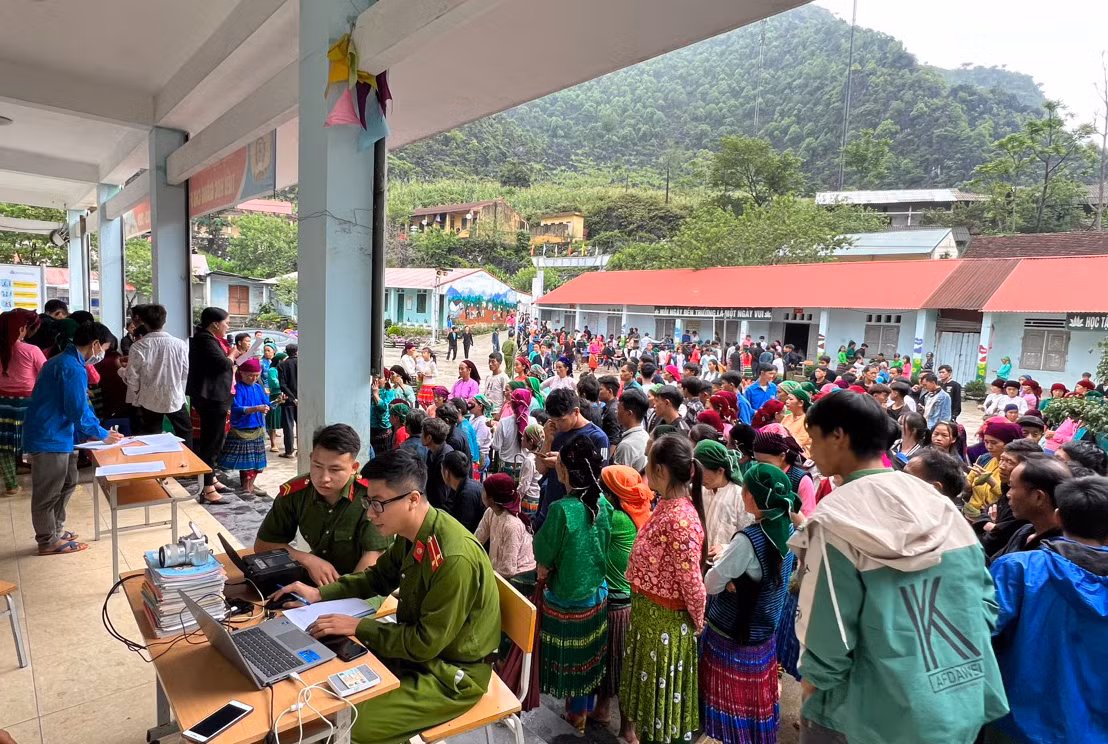 Cán bộ công an thực hiện việc cấp căn cước công dân gắn chip và tài khoản định danh điện tử cho công dân. Cán bộ công an thực hiện việc cấp căn cước công dân gắn chip và tài khoản định danh điện tử cho công dân.