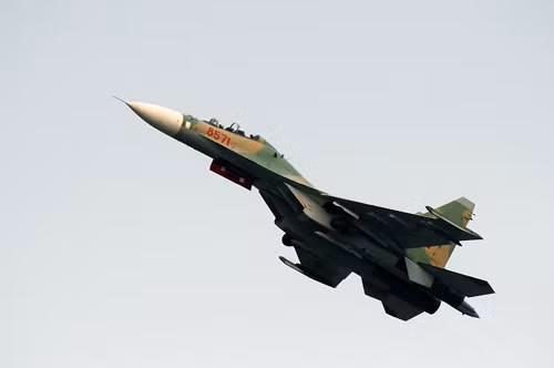 Chỉ trong vài giây, chiến đấu cơ bay vút lên trời. Đặc điểm của Su-30MK2 là làm nhiệm vụ tập kích đường không để chế áp và làm tê liệt hệ thống chỉ huy, kiểm soát, thông tin tình báo các cấp được đối phương bố trí ngay từ thời điểm phát động tiến công hoặc phản công. Ngoài ra, Su-30MK2 có thể ngăn chặn lực lượng tiếp viện chiến đấu của đối phương tiếp cận hoặc tập hợp lực lượng phản công