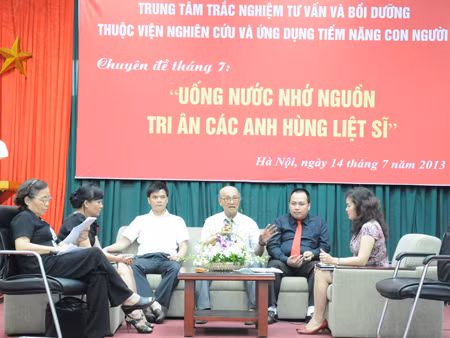 Các nhà ngoại cảm và khách mời cùng thảo luận, trao đổi, giải đáp thắc mắc của người dân về việc tìm mộ liệt sĩ, cảnh báo ngoại cảm giả. Ảnh: Tuấn Nguyễn. Các nhà ngoại cảm và khách mời cùng thảo luận, trao đổi, giải đáp thắc mắc của người dân về việc tìm mộ, thế giới tâm linh. Ảnh: Tuấn Nguyễn