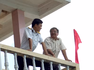 Hai bố con ông Lê Văn Thanh- Lê Huỳnh Tiệp ở đảo Đá Tây