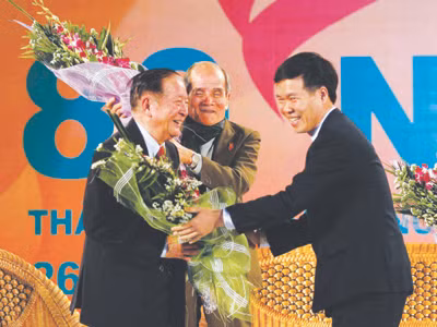 Anh Võ Văn Thưởng tặng hoa cho cựu cán bộ Đoàn Ảnh: Xuân Phú
