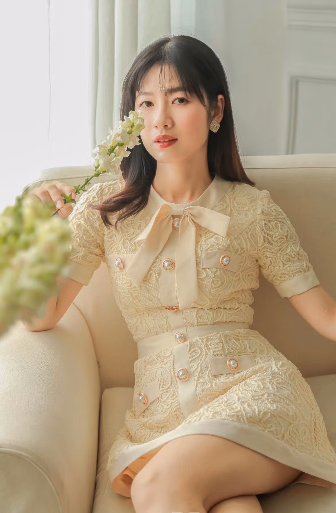 Nữ diễn viên hóa tiểu thư dịu dàng khi diện váy dáng chữ A đính thêm cúc ngọc trai và nơ.
