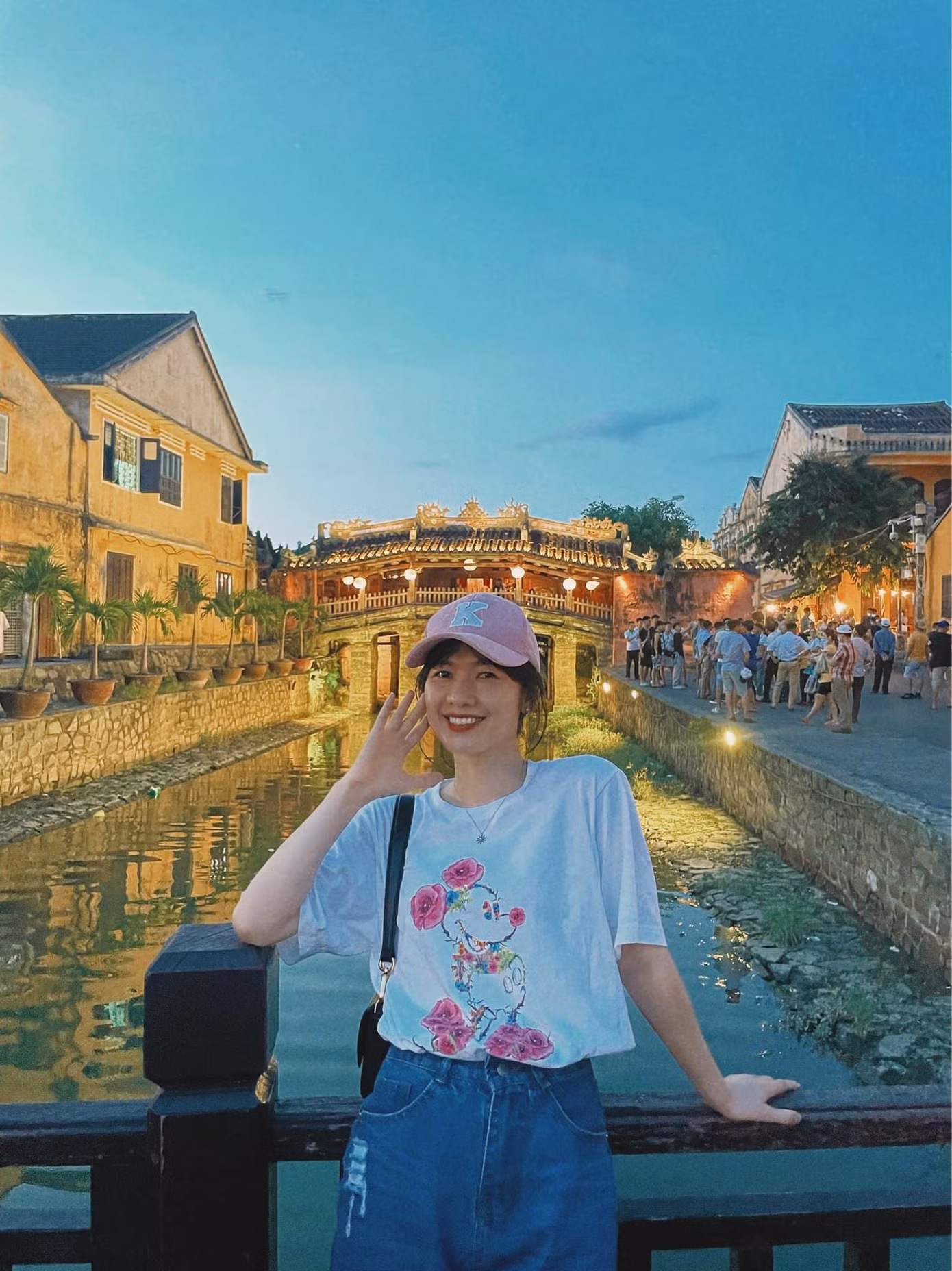 Bên cạnh đó, cô nàng cũng thường xuyên sử dụng những chiếc áo phông dáng rộng.