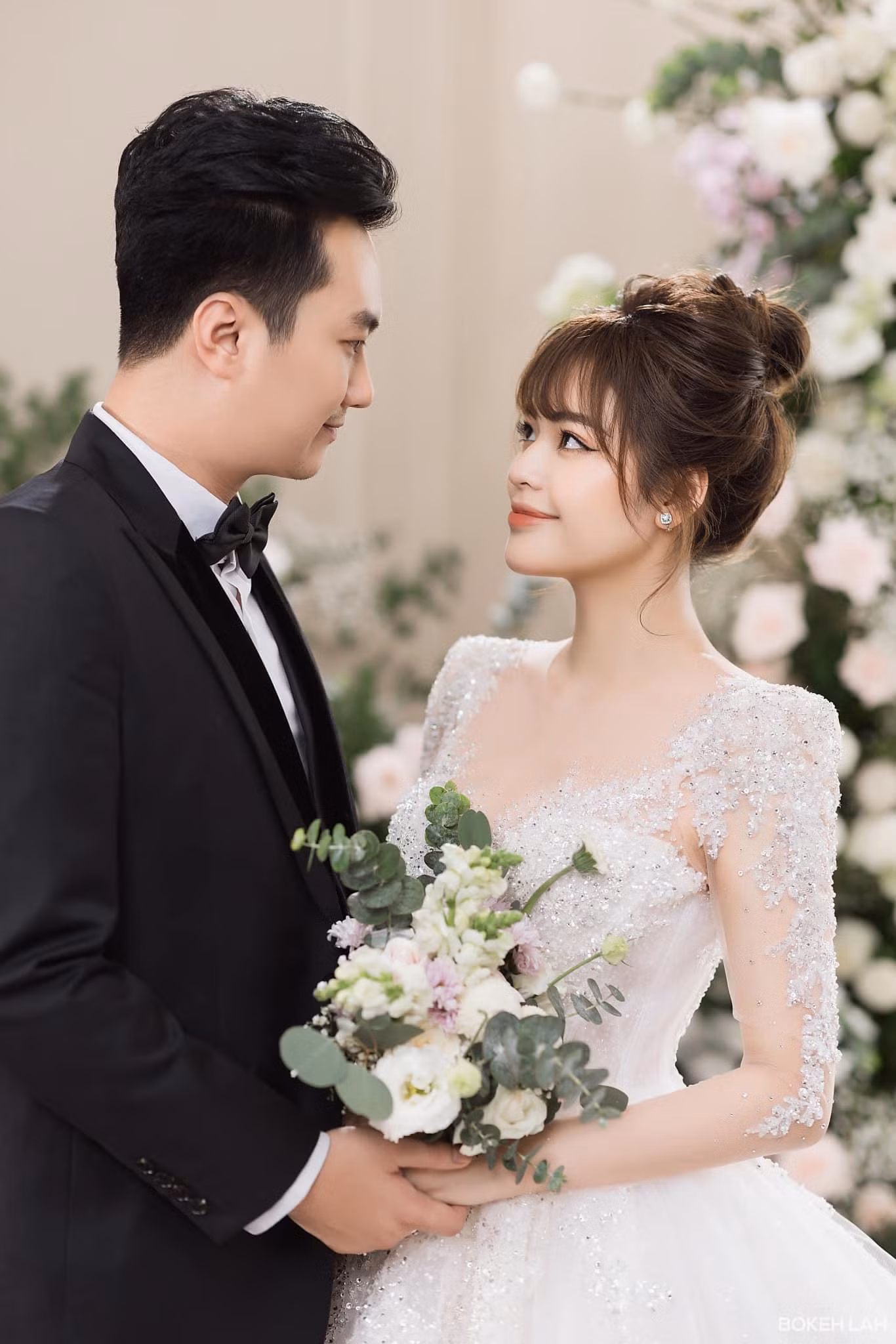 Cô dâu và chú rể rạng ngời trong bộ ảnh cưới.
