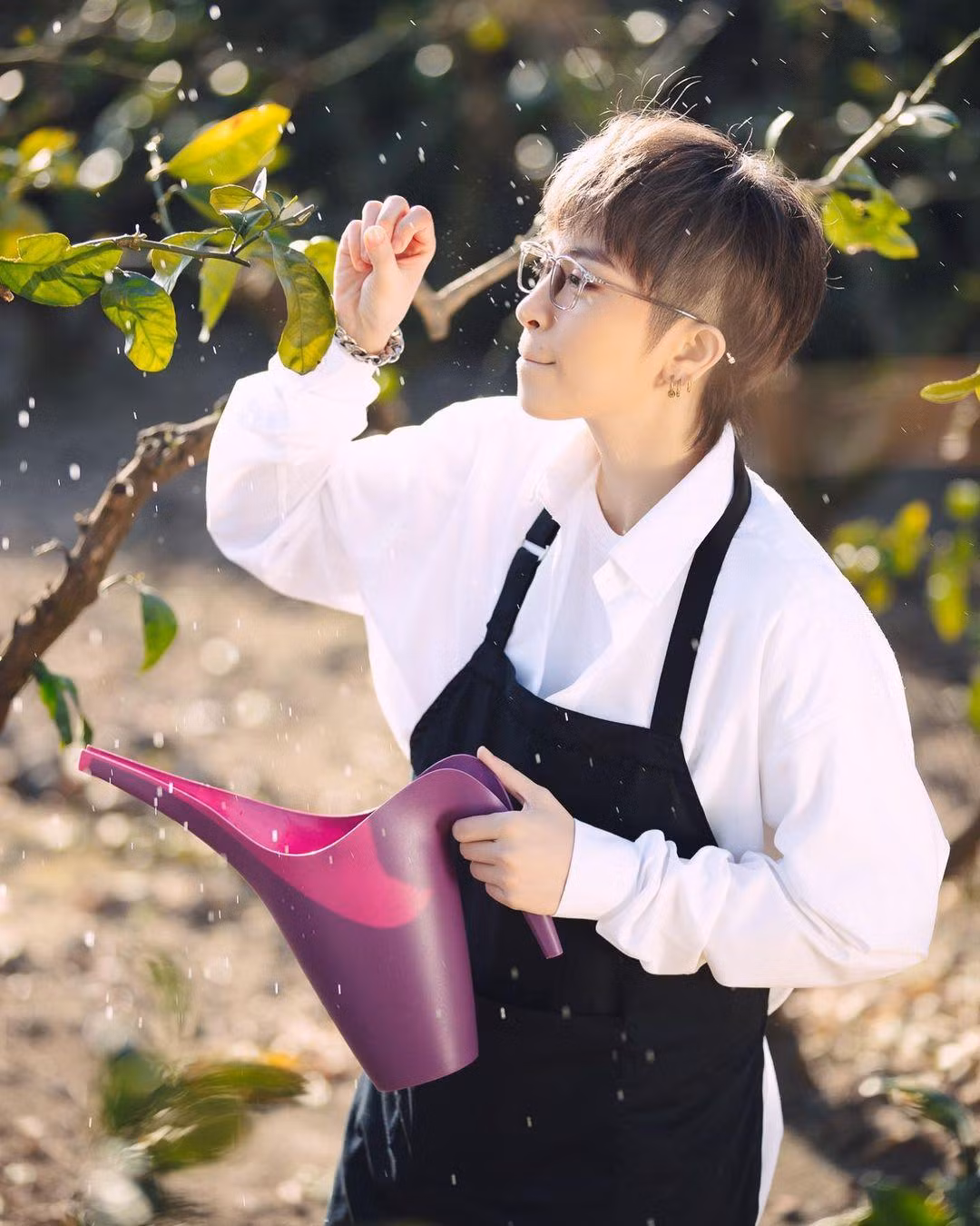 Chỉ với một chiếc sơ mi trắng mà Gil Lê có thể biến hóa từ cá tính, lãng tử sang dễ thương hay nhẹ nhàng, thư sinh.