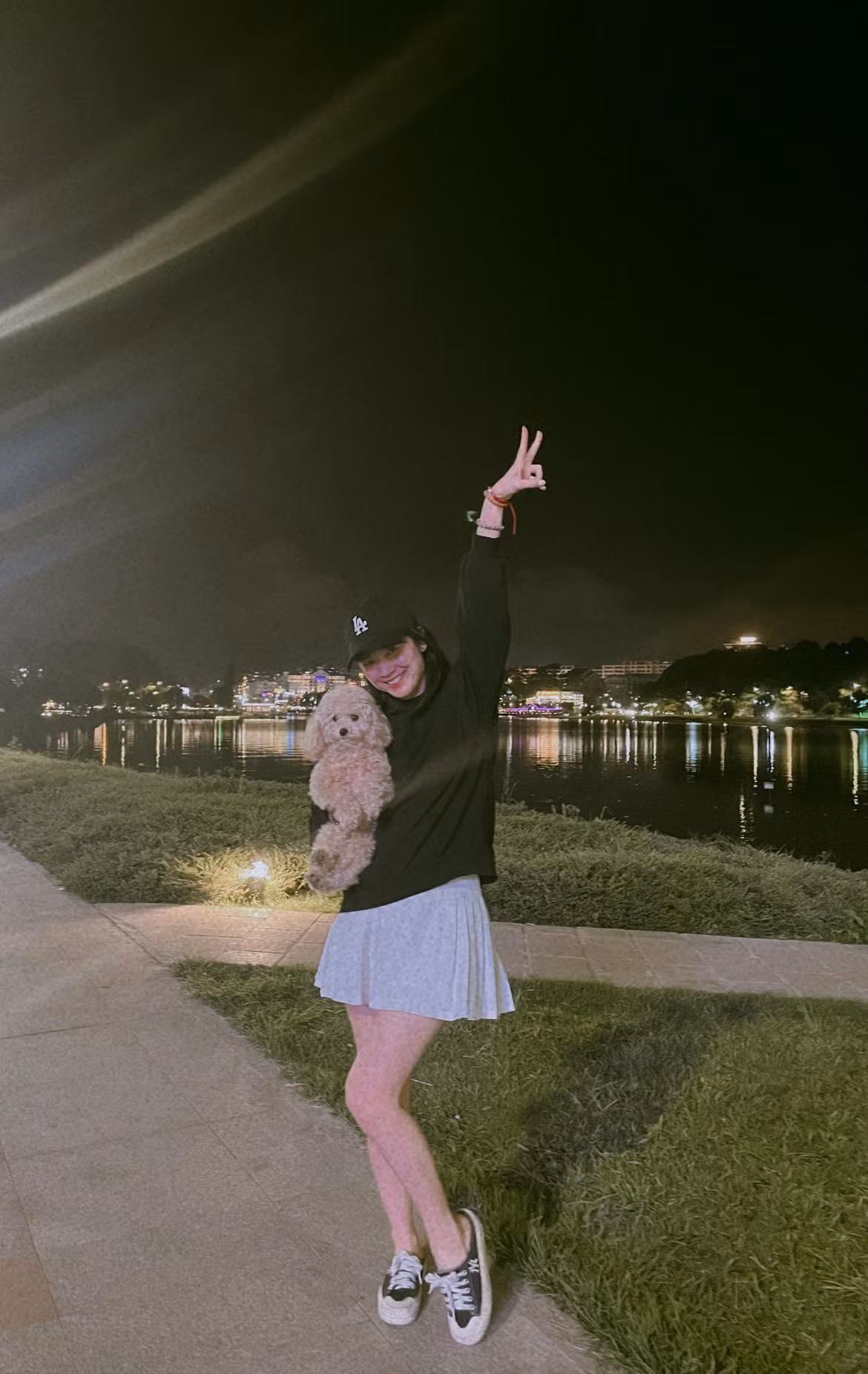 Ngoài ra, Oanh Kiều cũng kết hợp chân váy tennis trắng với áo hoodie cùng mũ lưỡi trai và giày đạp gót để xuống phố đi chơi.