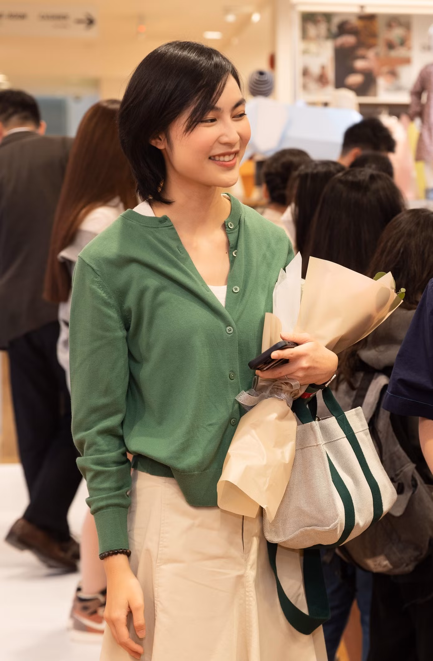 Mái tóc ngắn mới lạ giúp Helly Tống khoe nhan sắc ngọt ngào, đồng thời mang đến một vẻ ngoài chưa từng thấy và ấn tượng với khán giả.