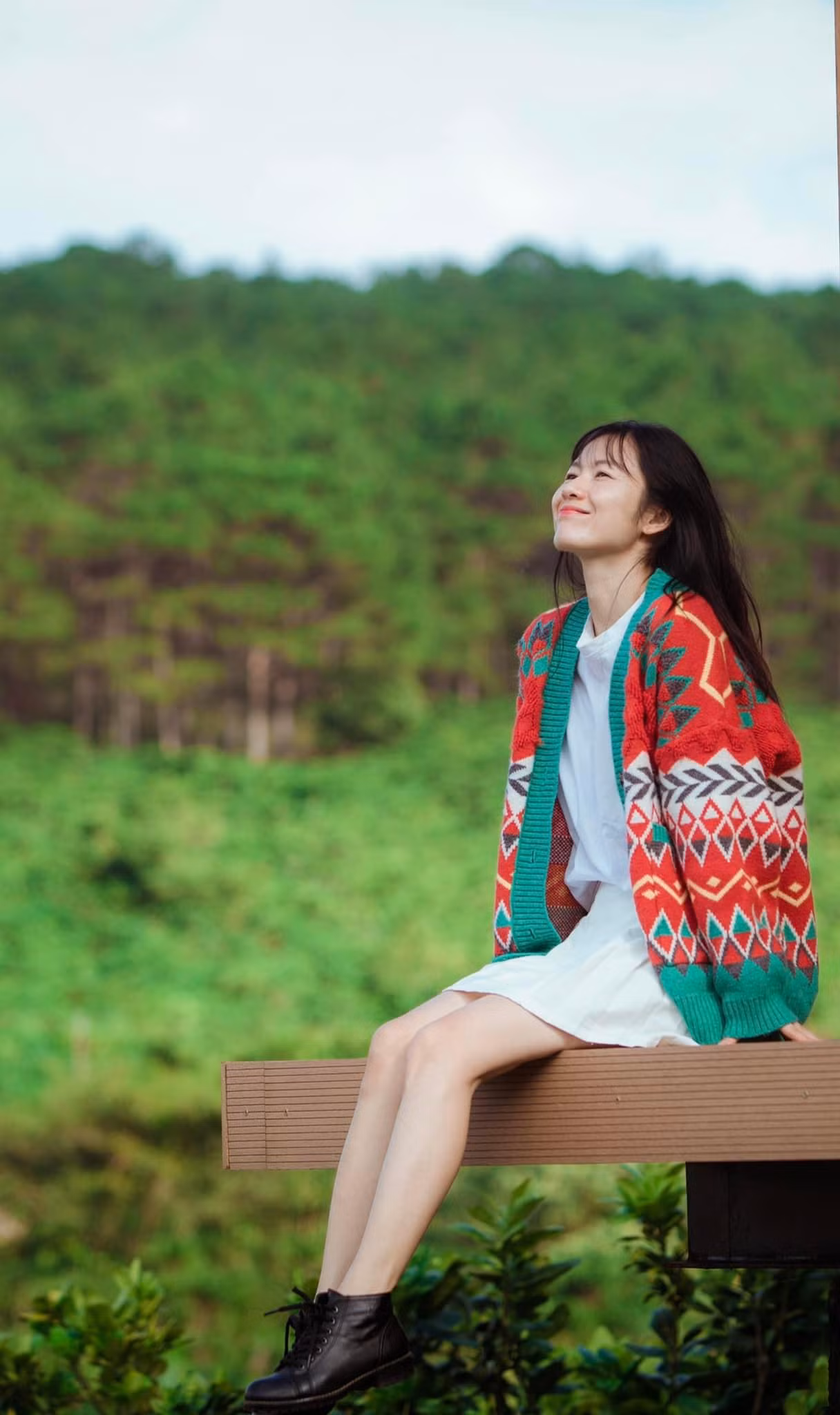 Mix chân váy tennis trắng với áo thun và áo Cardigan là set đồ đơn giản nhưng lại giúp cô nàng có một vẻ ngoài năng động và thu hút mọi ánh nhìn.