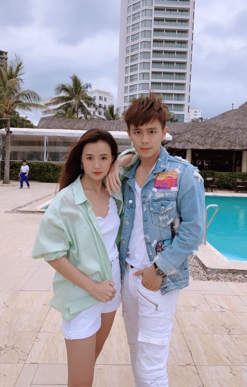 Bộ đôi thường xuyên có những hình ảnh thân thiết khi ở cùng nhau. Bộ đôi thường xuyên có những hình ảnh thân thiết khi ở cùng nhau.