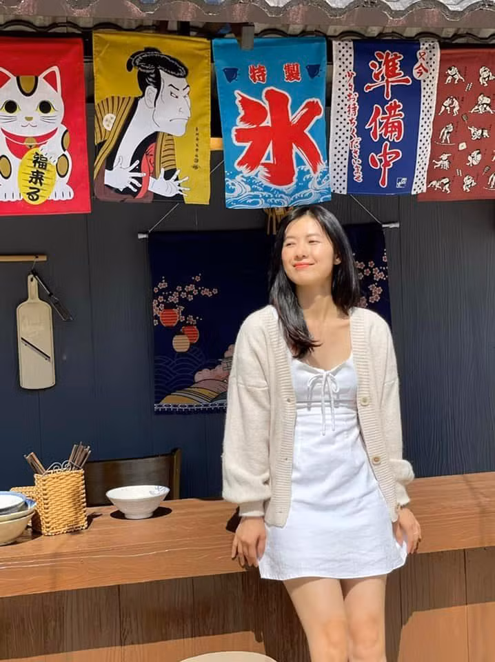 Thả dáng trong chiếc váy trắng kết hợp Cardigan, Oanh Kiều vừa trẻ trung lại năng động.