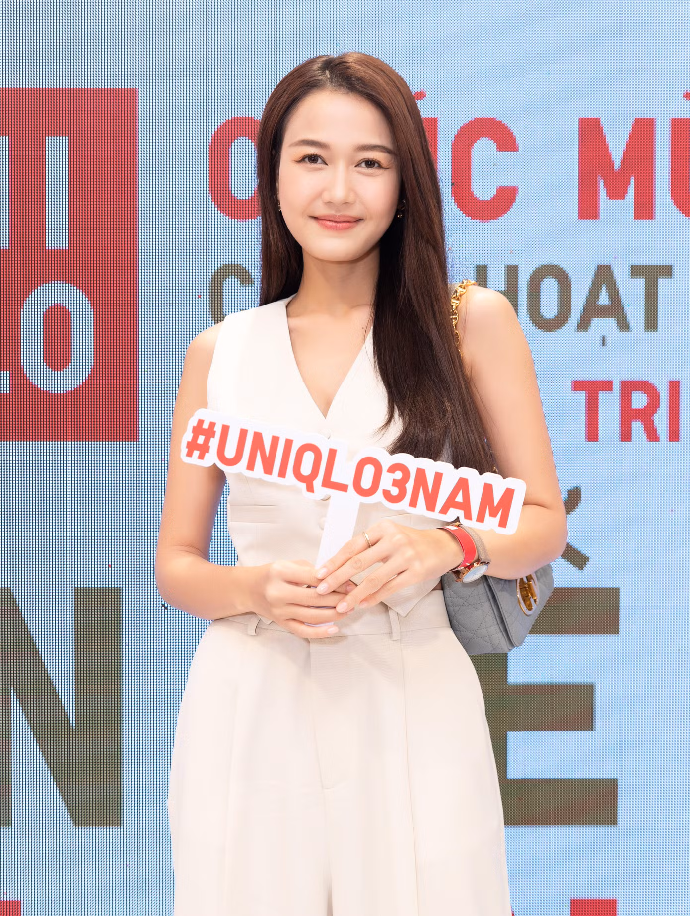Diễn viên Nhung Gumiho phá cách với set áo gile và quần ống suông, chứng minh gu thời trang trẻ trung bất chấp gió mùa.