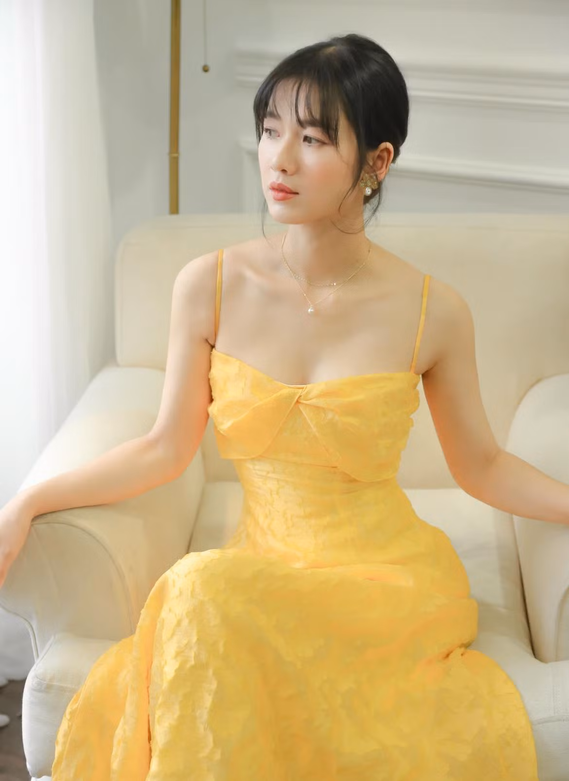 Oanh Kiều ở ngoài đời vẫn chuộng phong cách nữ tính với những chiếc váy xòe nhẹ nhàng.