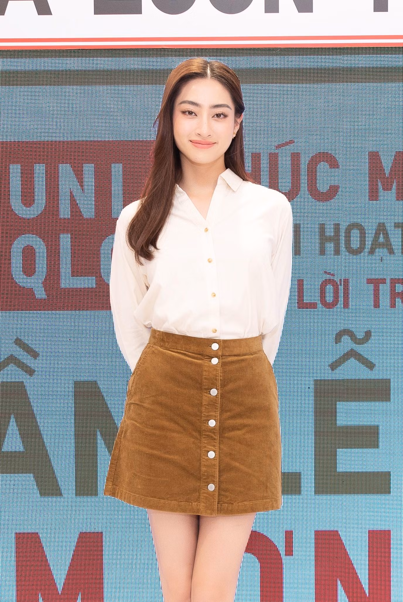 Hoa hậu Lương Thùy Linh xuất hiện với nhan sắc xinh đẹp, trẻ trung cùng set đồ đơn giản.