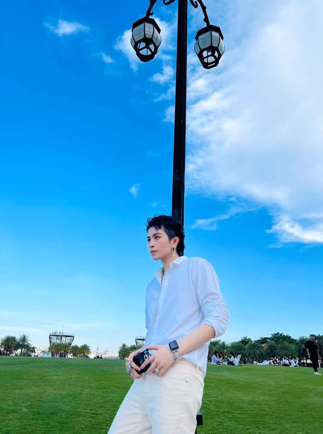 Set đồ trắng của Gil Lê có làm fan "say nắng".