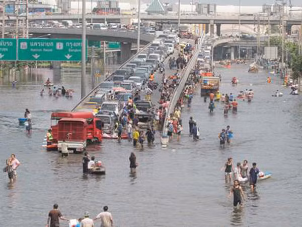 Lũ ngập đường phố tỉnh Pathum Thani (Apichit Jinakul/Bangkok Post)