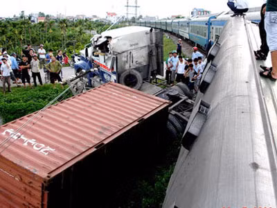 Hiện trường vụ tai nạn nghiêm trọng khiến 3 toa tàu và xe container bị lật - Ảnh: Báo Hải Dương