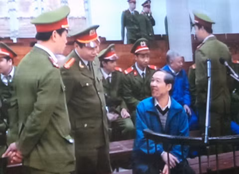 Dương Chí Dũng trao đổi với lực lượng bảo vệ phiên tòa trước khi bắt đầu xử. Dương Chí Dũng trao đổi với lực lượng bảo vệ phiên tòa trước khi bắt đầu xử