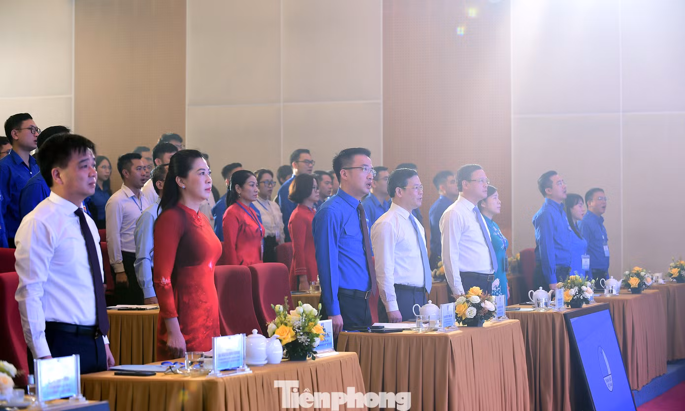 Các đại biểu thực hiện nghi lễ chào cờ tại Đại hội.
