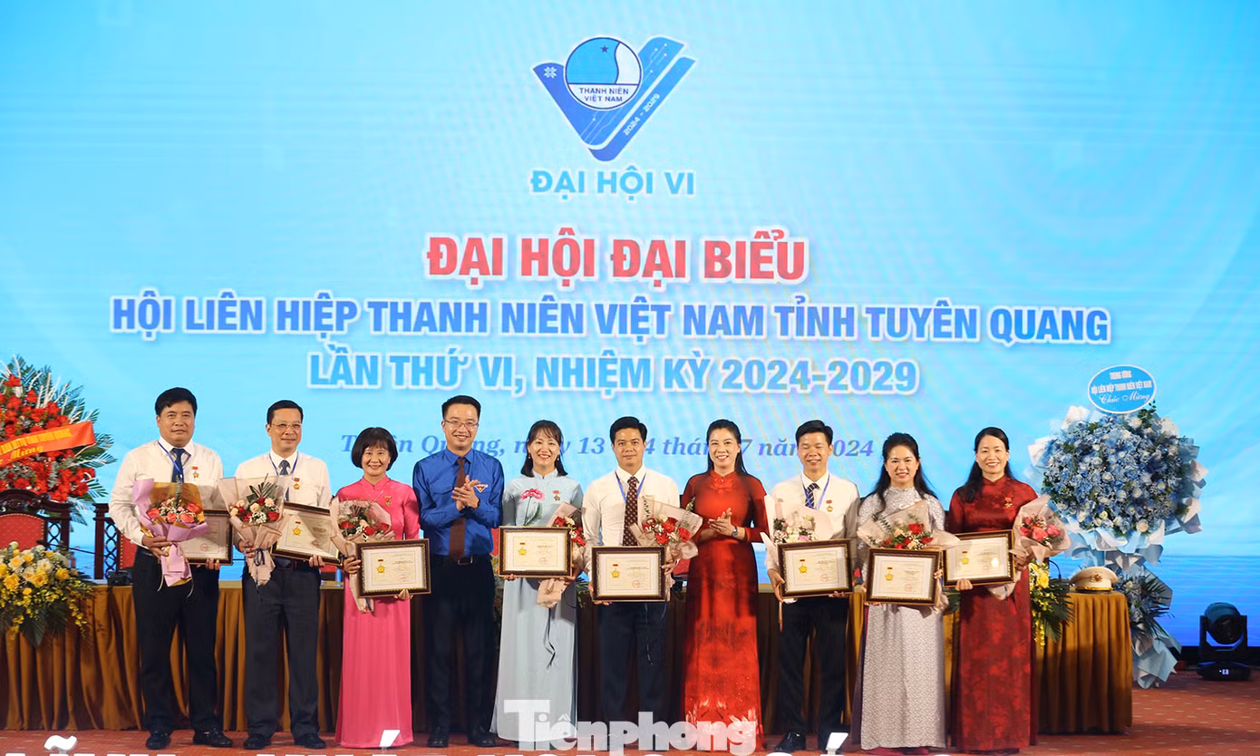 Anh Nguyễn Tường Lâm tặng Kỷ niệm chương Vì thế hệ trẻ tại Đại hội.