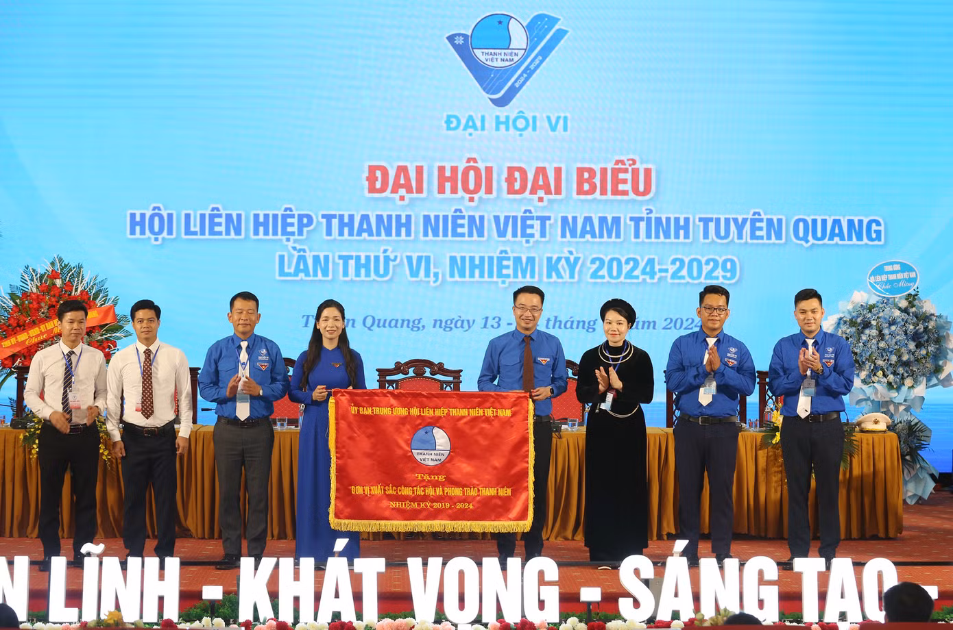 Anh Nguyễn Tường Lâm tặng cờ thi đua của T.Ư Hội LHTN Việt Nam cho Uỷ ban Hội LHTN Việt Nam tỉnh Tuyên Quang. Anh Nguyễn Tường Lâm tặng cờ thi đua của T.Ư Hội LHTN Việt Nam cho Uỷ ban Hội LHTN Việt Nam tỉnh Tuyên Quang.