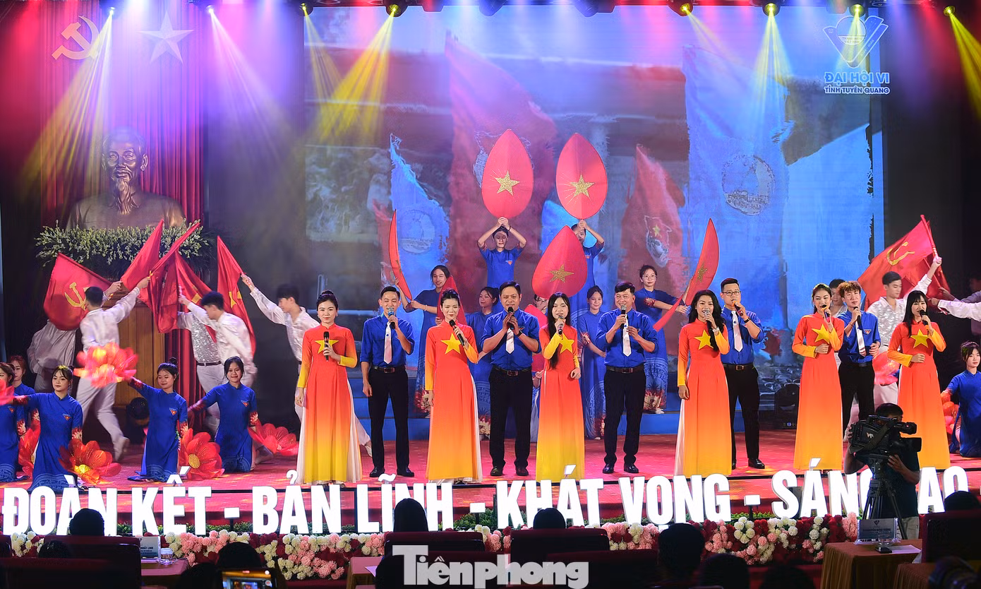 Tiết mục nghệ thuật khai mạc chương trình Liên hoan. Tiết mục nghệ thuật khai mạc chương trình Liên hoan.