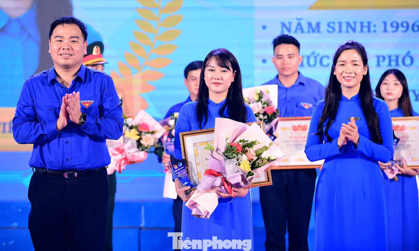 Anh Nguyễn Xuân Hiếu - Phó Chủ tịch T.Ư Hội LHTN Việt Nam và chị Dương Minh Nguyệt - Bí thư Tỉnh Đoàn, Chủ tịch Hội LHTN Việt Nam tỉnh Tuyên Quang tuyên dương thanh niên tiêu biểu. Anh Nguyễn Xuân Hiếu - Phó Chủ tịch T.Ư Hội LHTN Việt Nam và chị Dương Minh Nguyệt - Bí thư Tỉnh Đoàn, Chủ tịch Hội LHTN Việt Nam tỉnh Tuyên Quang tuyên dương thanh niên tiêu biểu.