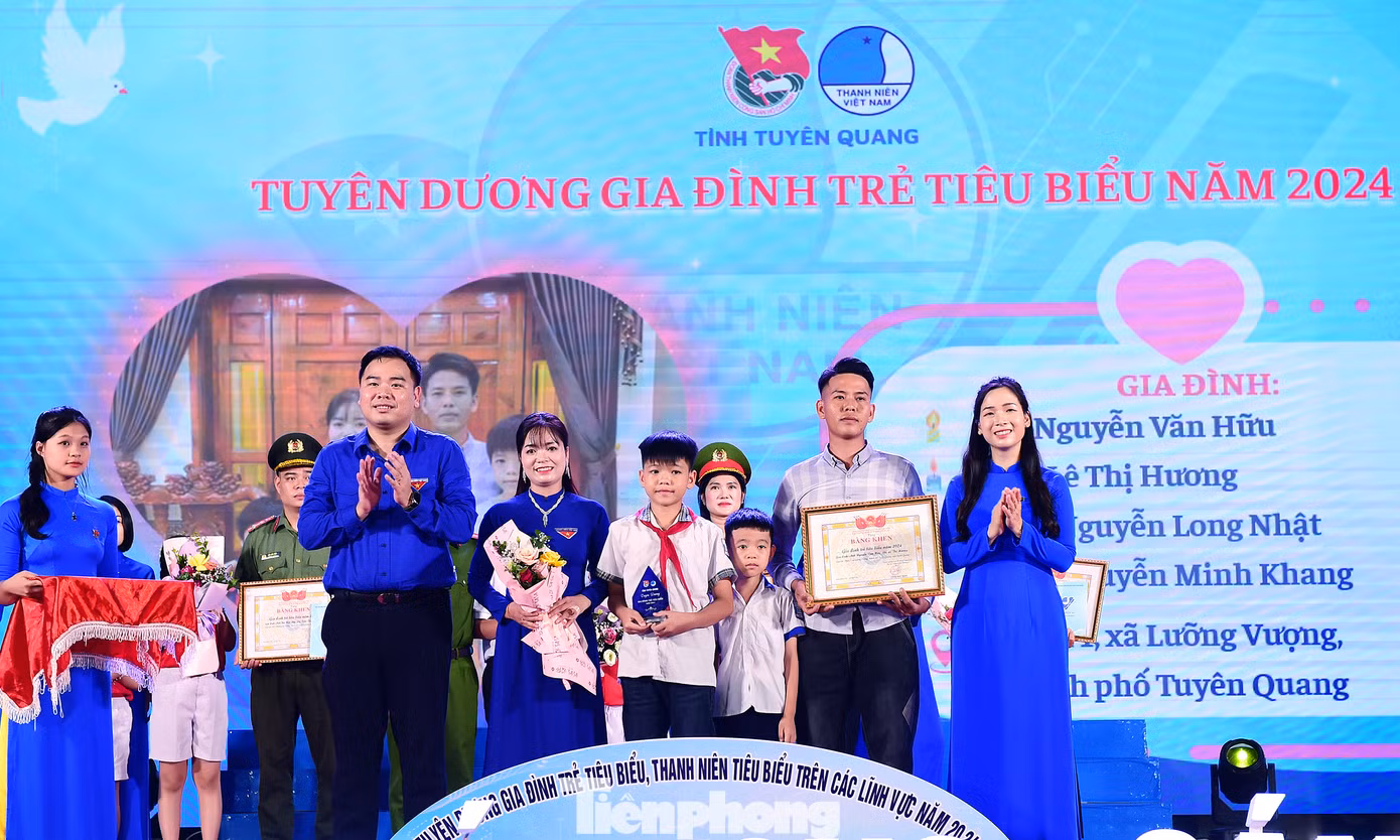 Anh Nguyễn Xuân Hiếu - Phó Chủ tịch T.Ư Hội LHTN Việt Nam và chị Dương Minh Nguyệt - Bí thư Tỉnh Đoàn, Chủ tịch Hội LHTN Việt Nam tỉnh Tuyên Quang tuyên dương gia đình trẻ tiêu biểu. Anh Nguyễn Xuân Hiếu - Phó Chủ tịch T.Ư Hội LHTN Việt Nam và chị Dương Minh Nguyệt - Bí thư Tỉnh Đoàn, Chủ tịch Hội LHTN Việt Nam tỉnh Tuyên Quang tuyên dương gia đình trẻ tiêu biểu.