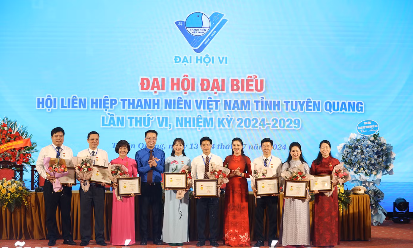 Anh Nguyễn Tường Lâm tặng Kỷ niệm chương Vì thế hệ trẻ tại Đại hội. Anh Nguyễn Tường Lâm tặng Kỷ niệm chương Vì thế hệ trẻ tại Đại hội.