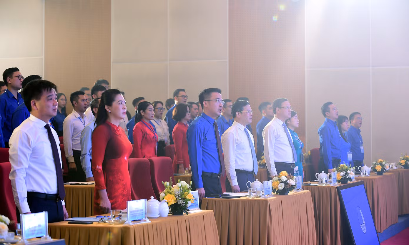 Các đại biểu thực hiện nghi lễ chào cờ tại Đại hội. Các đại biểu thực hiện nghi lễ chào cờ tại Đại hội.