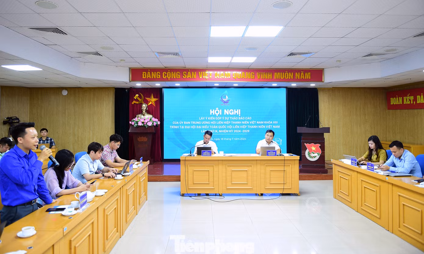 Chủ trì hội nghị có anh Nguyễn Kim Quy – Phó Chủ tịch thường trực T.Ư Hội LHTN Việt Nam; anh Nguyễn Xuân Hiếu – Phó Chủ tịch T.Ư Hội LHTN Việt Nam. Ảnh: Xuân Tùng