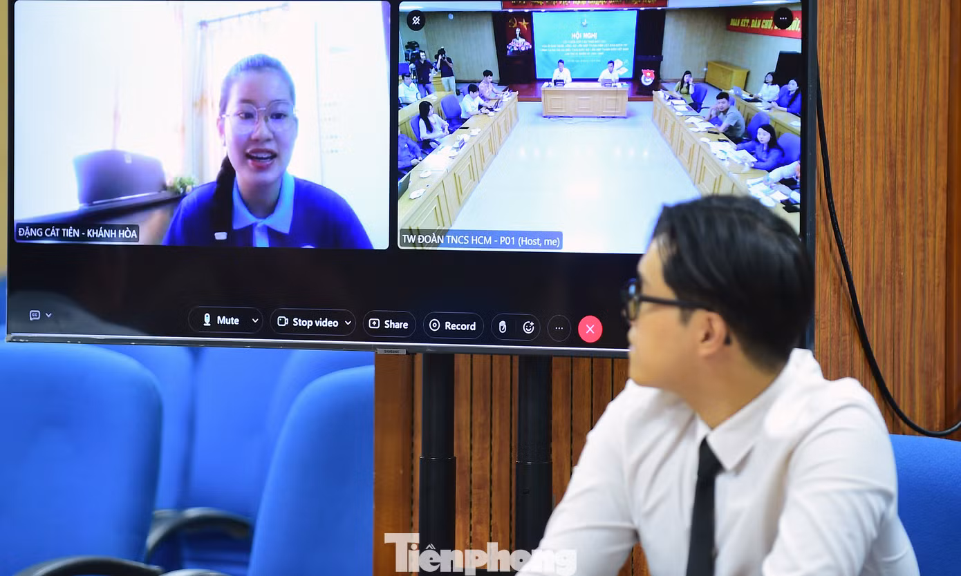Bạn Đặng Cát Tiên góp ý trực tuyến. Ảnh: Xuân Tùng
