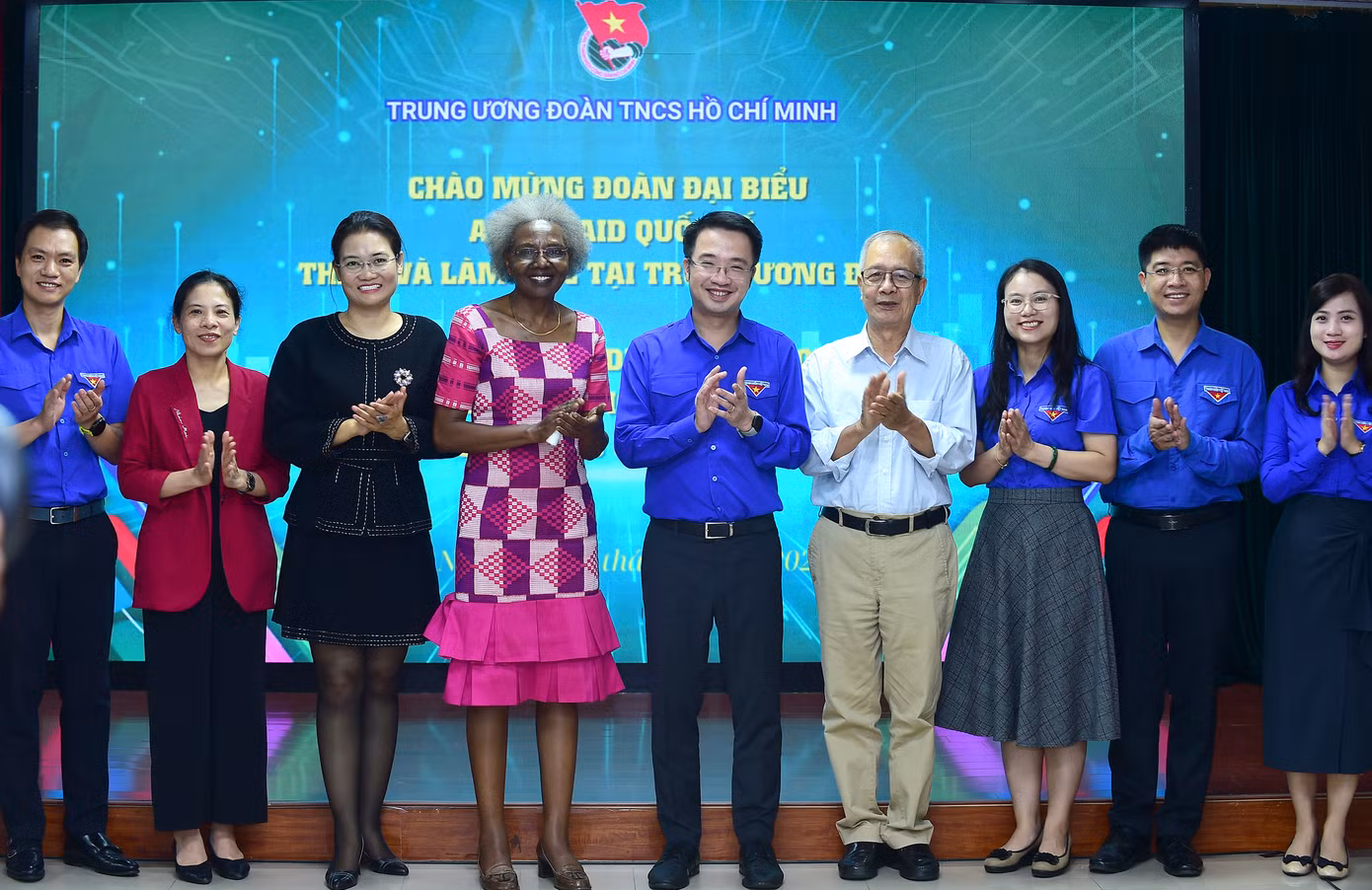 Các đại biểu chụp ảnh lưu niệm. Ảnh: Xuân Tùng