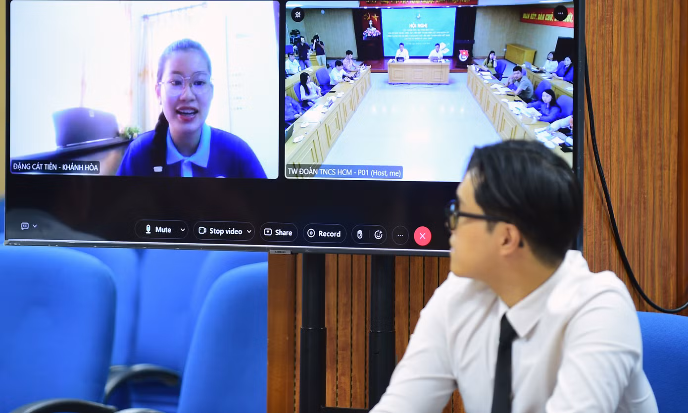 Bạn Đặng Cát Tiên góp ý trực tuyến. Ảnh: Xuân Tùng