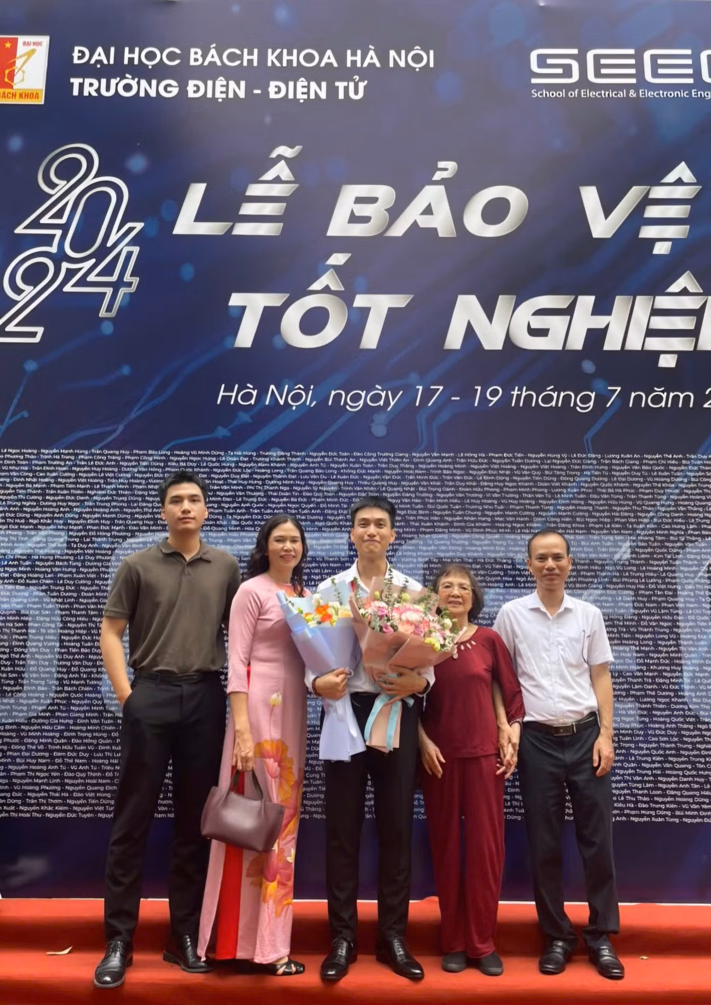 Hiếu và gia đình tại buổi lễ bảo vệ tốt nghiệp.