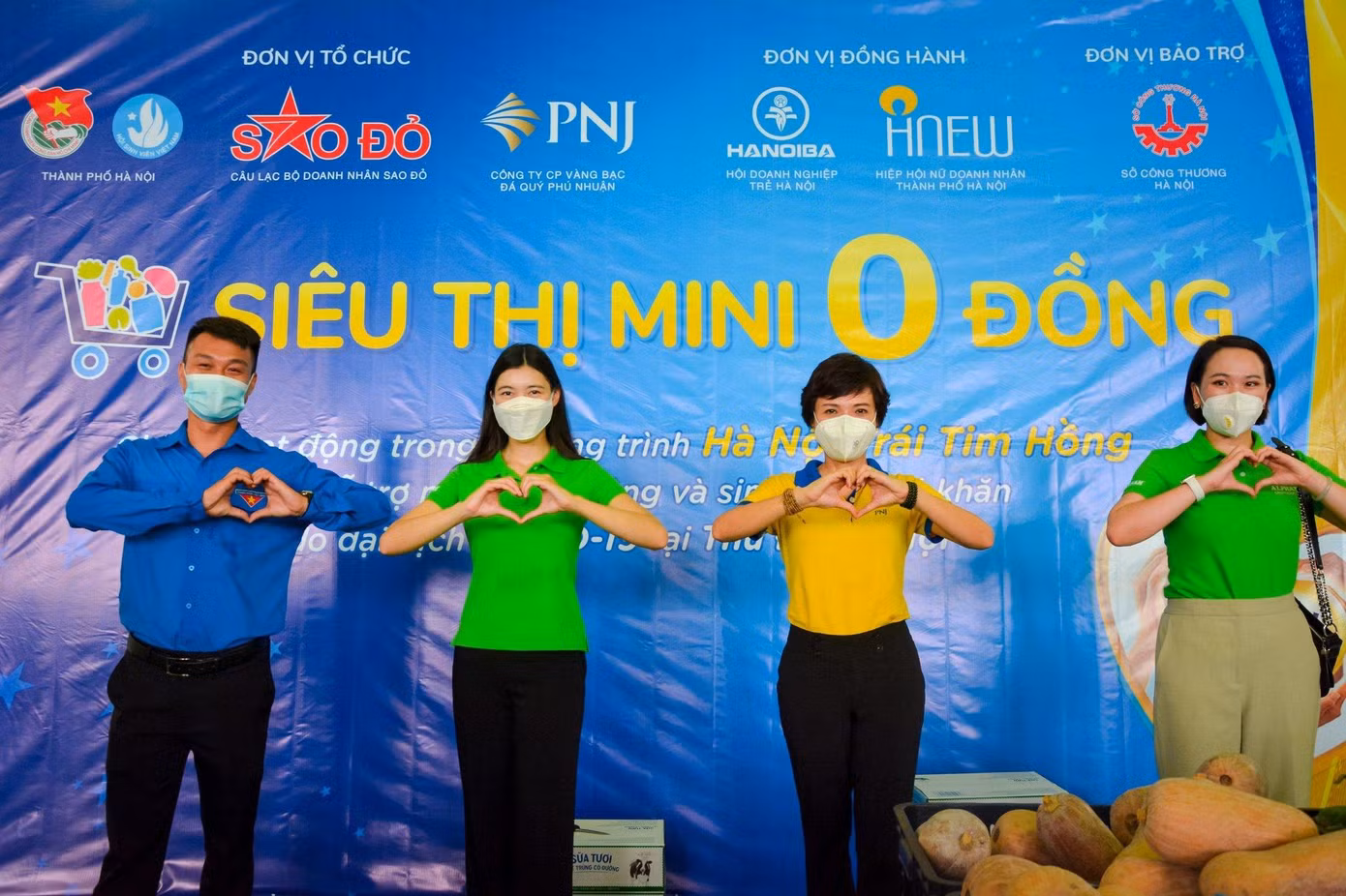 Doanh nhân Sao Đỏ Nguyễn Ngọc Mỹ cùng đại diện Thành Đoàn - Hội Sinh viên Việt Nam Hà Nội và PNJ tại điểm vận hành Siêu thị mini 0 đồng năm 2021