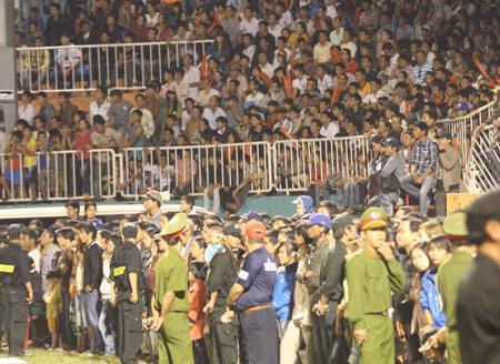 Sân quá tải. Sân quá tải