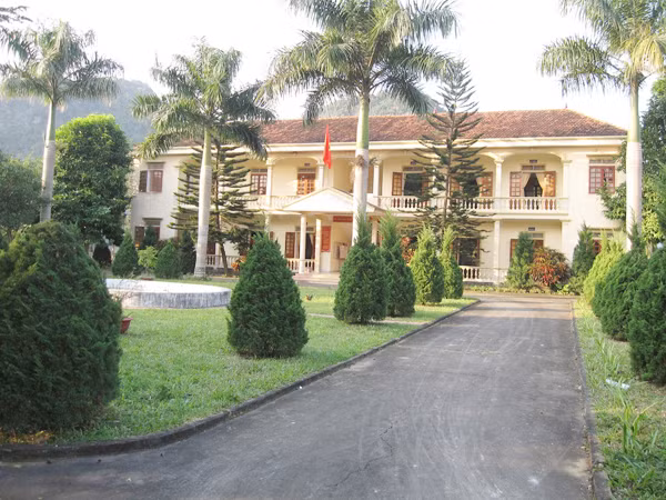 Đại bản doanh Khu Bảo tồn thiên nhiên Pù Huống đìu hiu lạ thường (ảnh lớn); Phòng làm việc của GĐ kiêm Hạt trưởng Trịnh Thanh Long cửa đóng im ỉm ngày 12-12