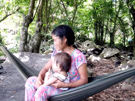 Hai mẹ con T.A.