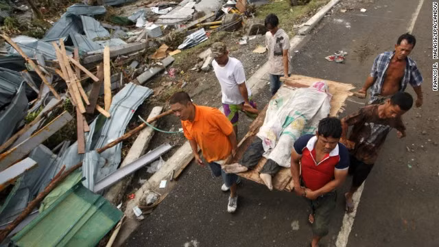 Số người thiệt mạng do bão Haiyan gây ra ở Philippines hiện nay đã tăng lên 10.000 người. 800.000 người Philippines đang đối mặt với tình cảnh màn trời chiếu đất