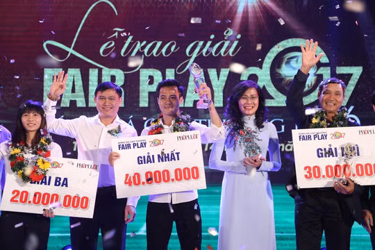 Văn Toàn tặng giải thưởng Fair-play cho nữ cầu thủ giúp mẹ chữa bệnh ảnh 1