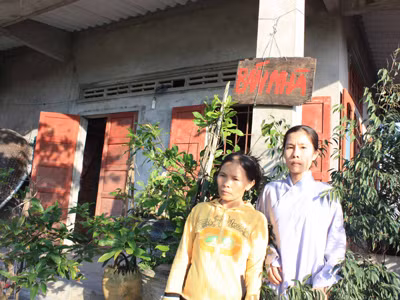 Vợ con ông Thành trước ngôi nhà nơi xảy ra vụ án