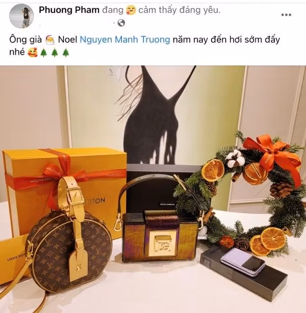 Bà xã Lan Phương khoe món quà hàng hiệu chồng tặng nhân dịp Noel.