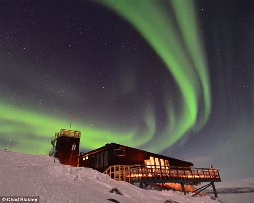 Cực quang ở phía Nam Iceland Cực quang ở gần thành phố Trondheim Nauy Cực quang ở gần thành phố Tromsoe, Bắc Nauy Hình ảnh cực quang ở Alnwick, Northumberland, Vương quốc Anh – nơi cực quang hiếm xuất hiện Vùng đất hoang Pennine tại vùng biên giới giữa County Durham và North Yorkshire Thị trấn Lakselv ở Porsanger Fjord, Nauy Donegal, Ireland
