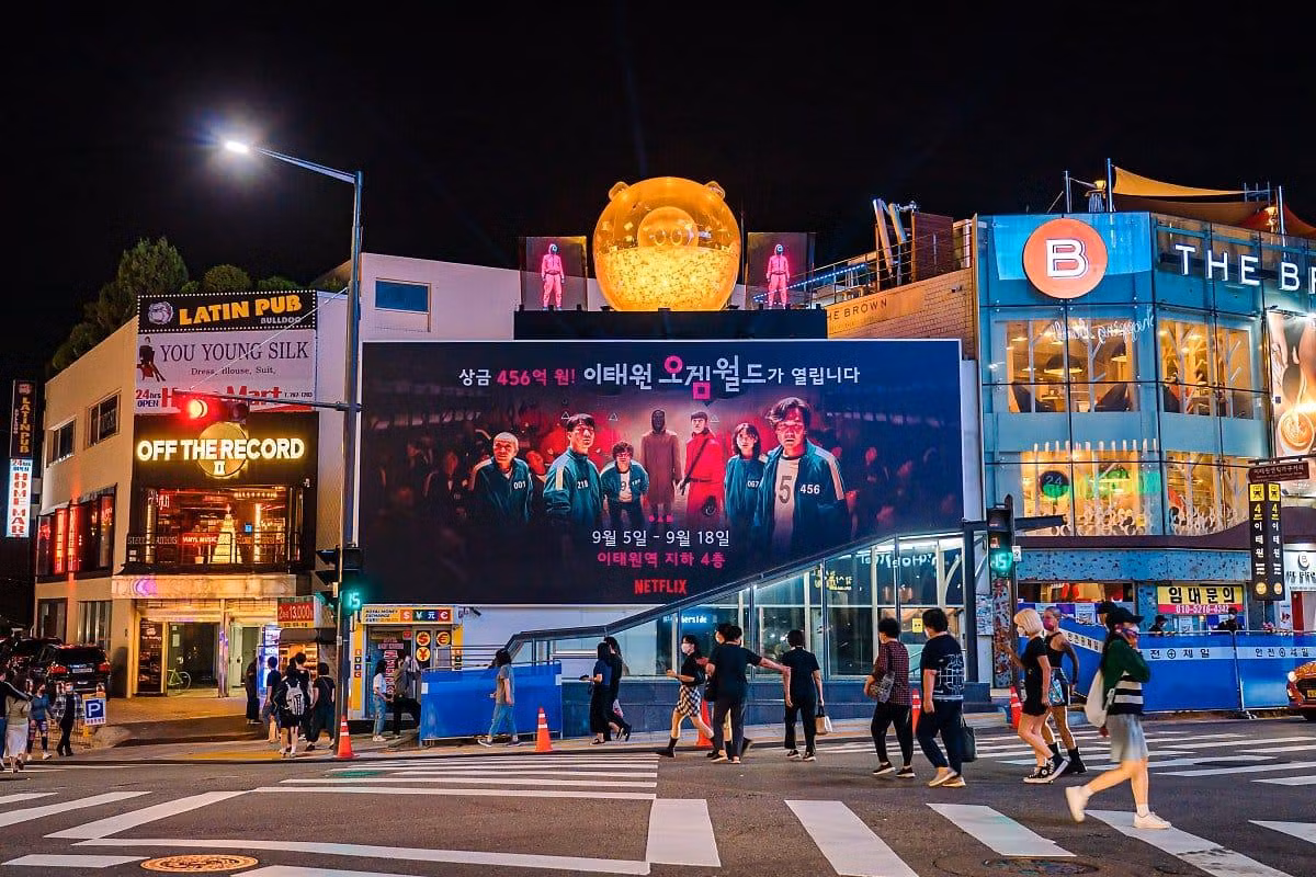 Độ "chịu chơi" của ông lớn Netflix cũng đủ thấy độ hot của bộ phim khủng cỡ nào.