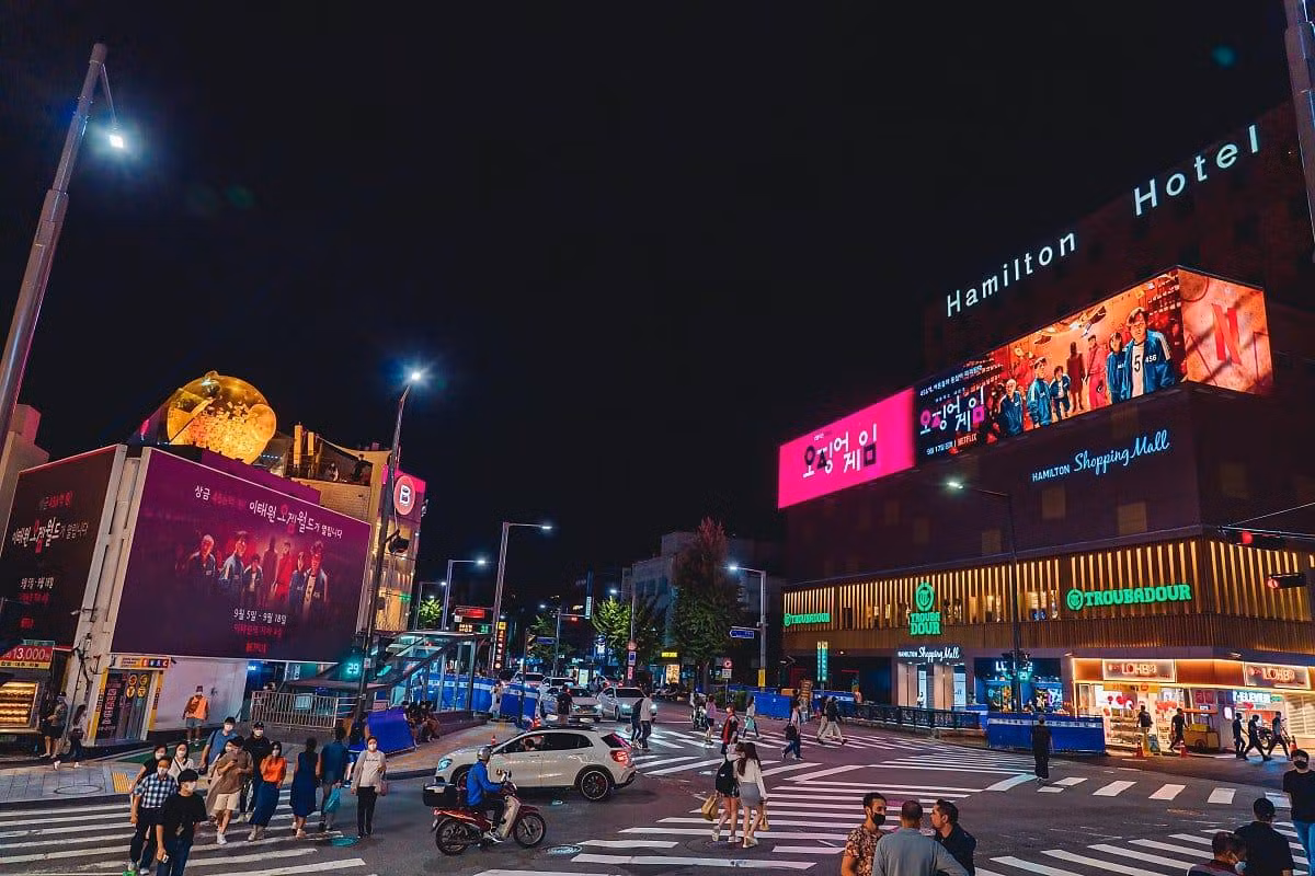 Nếu đang có mặt tại Seoul, đây hẳn sẽ là cơ hội tuyệt vời để bạn tha hồ "check-in" với những background cộp mác #SquidGame cực chất này.