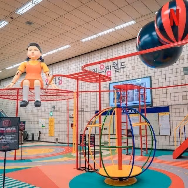Bạn còn nhớ búp bê "đèn xanh đèn đỏ" với bản nhạc ám ảnh ngay từ tập 1 "Squid Game" chứ?