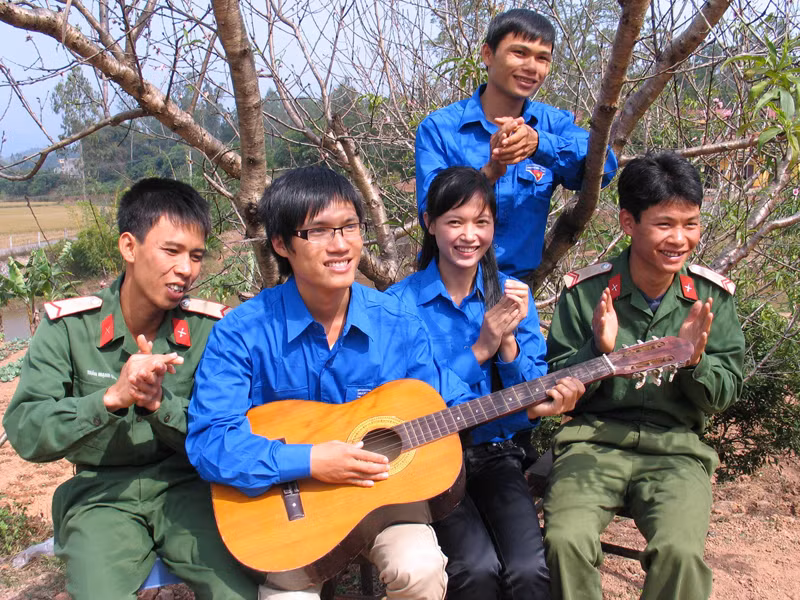 Phút thảnh thơi của bộ đội và thanh niên tình nguyện Đoàn KTQP 338