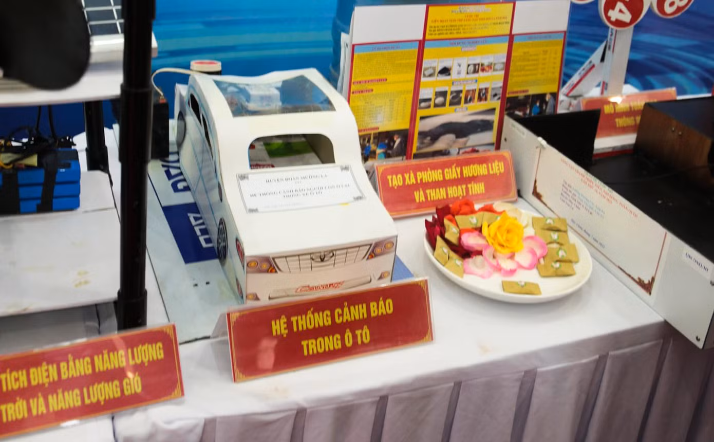 Một số sáng tạo khác của đoàn viên, thanh niên tỉnh như hệ thống cảnh báo trong ô tô, tạo xà phòng giấy hương liệu và than hoạt tính, mô hình toán học thông minh, máy ấp trứng hay thiết bị khử mùi trong phòng thí nghiệm trường học.